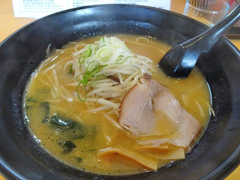 sin_original's tweet photo. 洞爺湖町の「豊來軒」さんで味噌ラーメンー！
インバウンドのお客さんにも大人気。
しっかり味噌の味が染みてて美味しいー！
#洞爺湖町ランチ https://t.co/Acvzu2Jg2I
