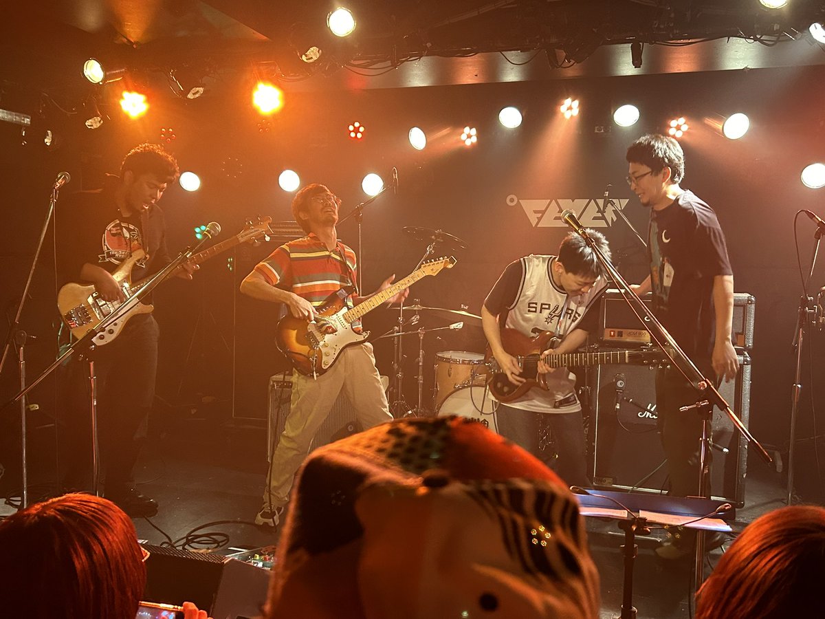 saichoo825's tweet photo. 新代田FEVERで本日休演のライブ。緊迫と崩壊を行き来するリズムの反復、金属質で空間を切り込むギター。初期のゆるふわ感は薄れケイル脱退直前のヴェルヴェッツみたいな凶暴でカッコ良さ。それでもメランコリーな声と軽やかなメロディは健在で、「けむをまこう」のモラトリアムに10年代の青春を重ねた https://t.co/p1wDKfaYPU