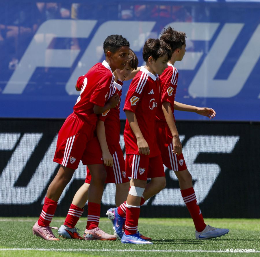CanteraSFC's tweet photo. ⏹️​ FINAL | El #SevillaFCAlevA suma la medalla bronce en la #LALIGAFCFUTURES tras vencer en los penaltis al Real Betis. 🥉

¡Enhorabuena, equipo! 👏 

#CanteraSevillaFC ⚪🔴⚪ https://t.co/f1VzPei1hY