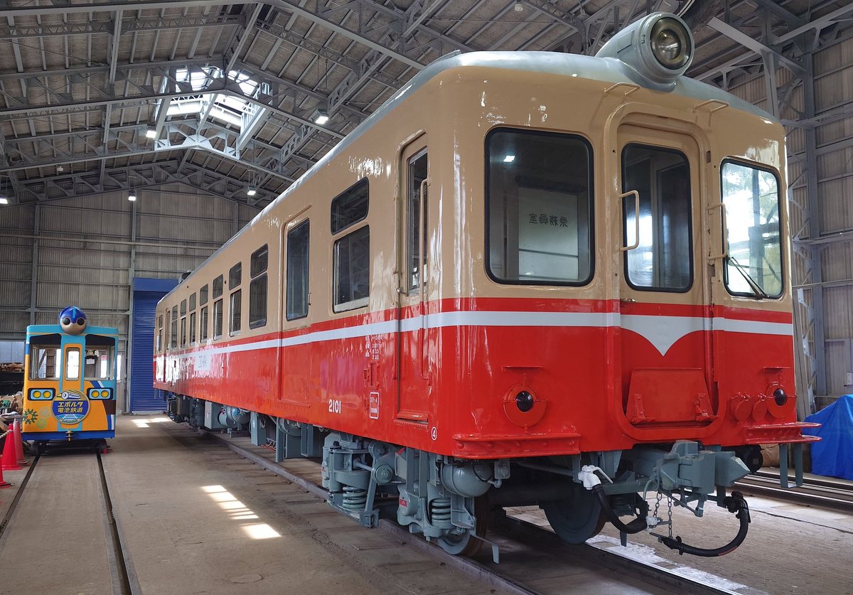 kinata1018's tweet photo. 本日、小坂鉄道レールパークで
昨日に引き続きキハ2101の車両外観塗装修復完了による一般公開が行われました。昨年から修繕作業が行われた当車両ですが、現役時代同様の綺麗な姿になりました。 https://t.co/nSGJppRfDa