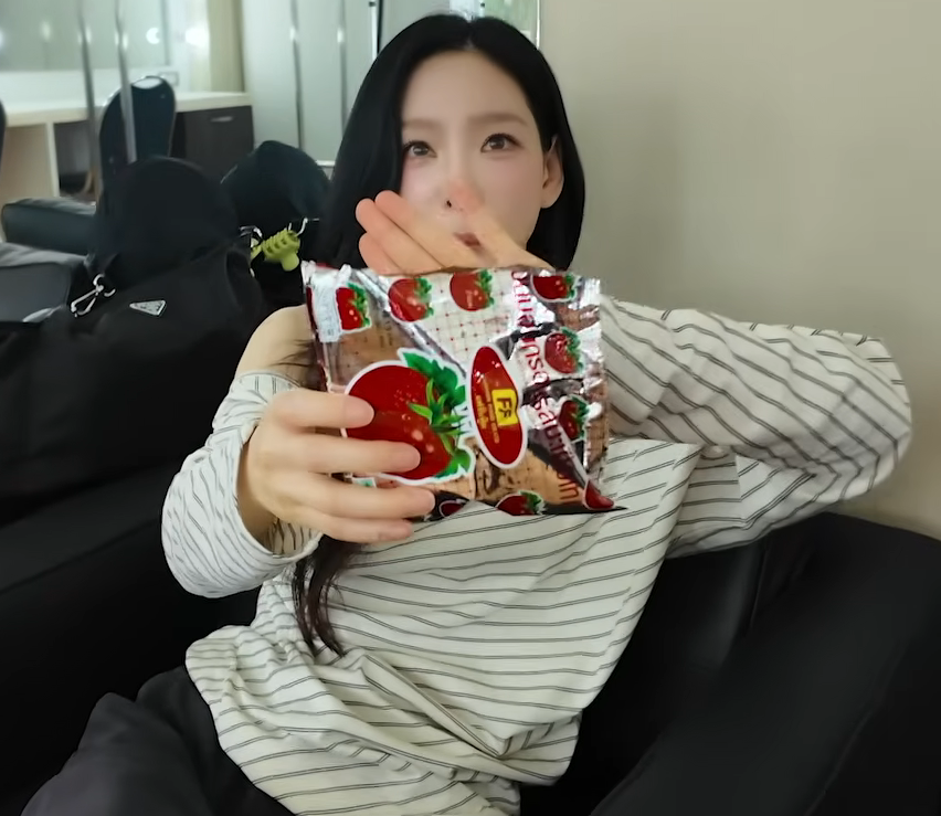 bluenrd_'s tweet photo. พี่แทยอนว่าขนมมะเขือเทศอร่อยมาก เคี้ยวแก้มตุ่ยเลย TT https://t.co/LBT2OZhh2y