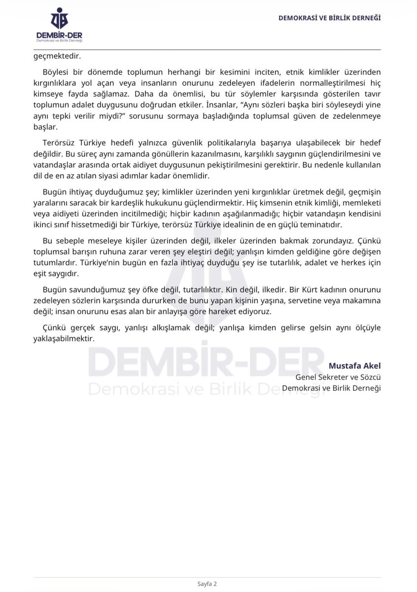 Dembirder's tweet photo. YAŞA SAYGI MI, ÇİFTE STANDART MI?

Kültürümüzde yaşlıya saygı esastır; ancak bu saygı, insan onurunu ve toplumsal barışı zedeleyen ifadelerin normalleştirilmesi anlamına gelemez. İlke sahibi olmak; kişiye, servete veya statüye göre değil, doğruya ve yanlışa göre tavır almayı gerektirir.

Demokrasi ve Birlik Derneği olarak; hiçbir etnik kimliğin, kadının ve değerin mizah adı altında aşağılanmasını kabul etmiyoruz. Irkçılığın da ahlaksızlığın da "latifesi" olmaz.

Genel Sekreterimiz ve Sözcümüz Mustafa Akel’in kamuoyu açıklaması: 👇

@MetinerBasin @1Mustafakel