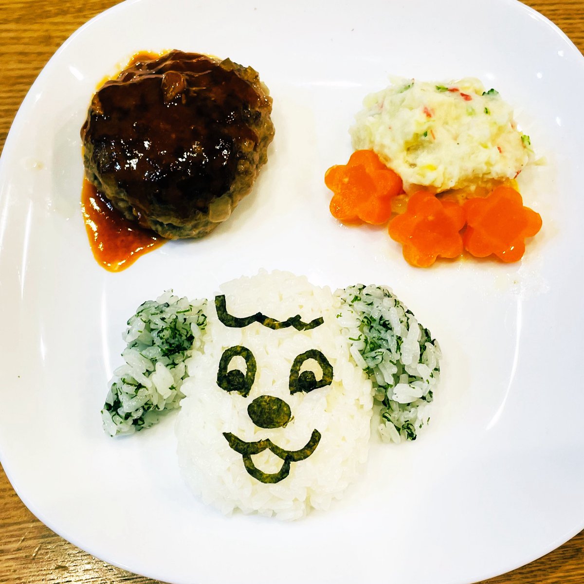snsk0304's tweet photo. わたしがご飯で作ったわんわんとケーキ屋さんで頼んだわんわんの差がえぐい🤣ww
なんか目がいっちゃってるんだがww
やっぱりプロってすごい✨ https://t.co/Gq1ShRcyu9