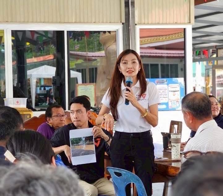 KKamonthas's tweet photo. (6/06/2569) ร่วมประชุมรับฟังแนวทางการแก้ไขปัญหาน้ำท่วมบริเวณวัดเขาโบสถ์ ต.ทับมา โดยเจ้าหน้าที่สำนักบำรุงทาง กรมทางหลวงชนบทได้ดำเนินการแก้ไขแบบโครงการงานถนนสาย รย. 4006 แยกทางหลวงหมายเลข 3143 ถึงบ้านหนองสนม อำเภอเมืองระยอง จังหวัดระยอง  โดยจะวางท่อระบายน้ำสองข้างถนนเพื่อทำการระบายน้ำลงสู่คลอง และจะเริ่มดำเนินการได้ในสัปดาห์หน้า  ส่วนบริเวณนอกโครงการที่มีปัญหาน้ำท่วมขังเช่นเดียวกัน ทางหลวงชนบทจังหวัดระยองจะดำเนินการขุดลำลางเพื่อระบายน้ำชั่วคราวก่อนที่จะนำเข้าโครงการในปีงบประมาณถัดไป 

#สสเอิร์ธ #กมนทรรศน์ 
#สสเอิร์ธกมนทรรศน์ #สสเอิร์ธระยองเขต1 #ระยอง
#พรรคประชาชน #ประชาชน #ประชาชนระยอง