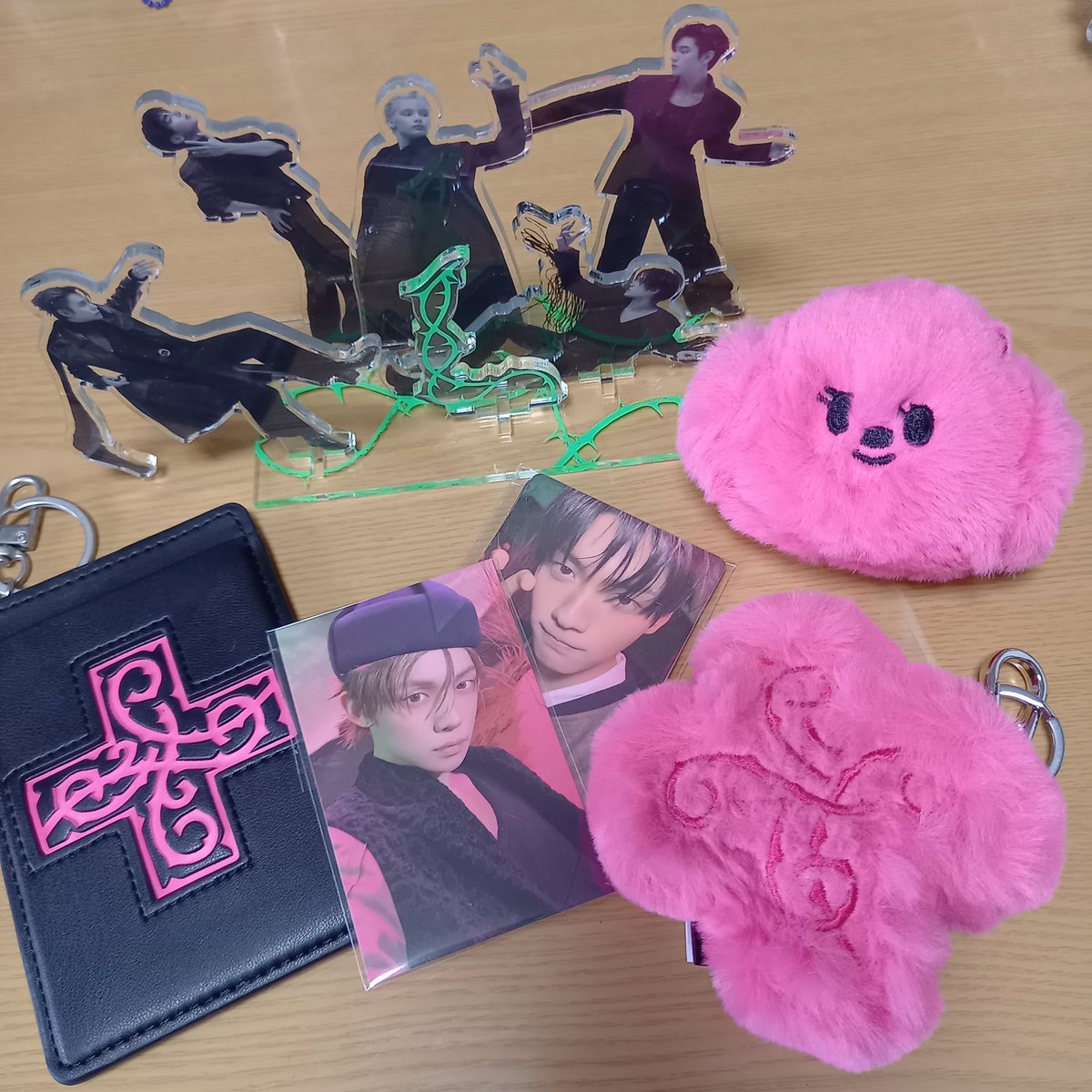 yukeve1997's tweet photo. やっと届いた😍
梅バトゥグッズ投稿してるMOAちゃんと同じように私もバムグッをカットして整えたよ
アクスタの配列、ボムちゃんセンターにしたら微妙だったのでヒュニンさんにしました
購入特典のヨンジュンさんのトレカが可愛すぎる🐱 
ボムちゃんと交換するの迷うな🤔
ボムちゃんは狩ろうかな… https://t.co/XlfAn2z70j