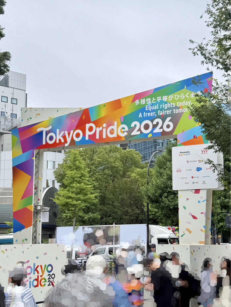chiehomma_ex's tweet photo. ⁡#TokyoPride2026
小雨がパラつく中でしたが、今年もメディアに関わる有志による #メディアレインボーアライズ でパレード参加してきました！今年はパレードの後にブースを見て回れて、グッズも色々買えた✌️
会えて嬉しかった方たちも！ありがとうございました、お疲れ様でした〜🥹Happy Pride 🏳️‍🌈🏳️‍⚧️✨ https://t.co/kdIk7pInmd