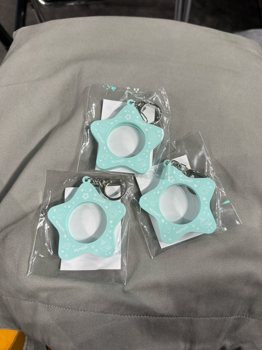 ondni_'s tweet photo. SHINee ランダムトイ カプセル ガチャ  ピンバッジ 交換

【譲】
アクリルチャーム テミン ミノ
缶バッジ ミノ
ホルダー ミノ
ピン キーくん

【求】
めじるし オニュくん キーくん
缶バッジ オニュくん
ホルダー キーくん
（シール キーくん）
ピン 15th or オニュくん

郵送希望📮 https://t.co/ipbmq9fKAO