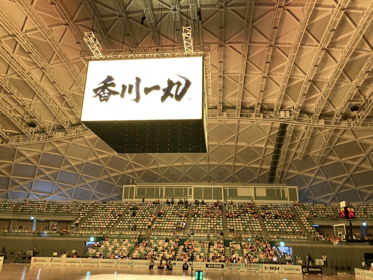 ko_mathi's tweet photo. やっぱ市総合の実家感
落ち着く〜〜〜
2階席でも距離が近い！！
あなアリ香川一丸の演出
一面が黄色く染まってううぉおおてなった
フードはホットドックがお気に入り
アスパラ最高
 #2526香川思い出 https://t.co/jb80XV0CjI