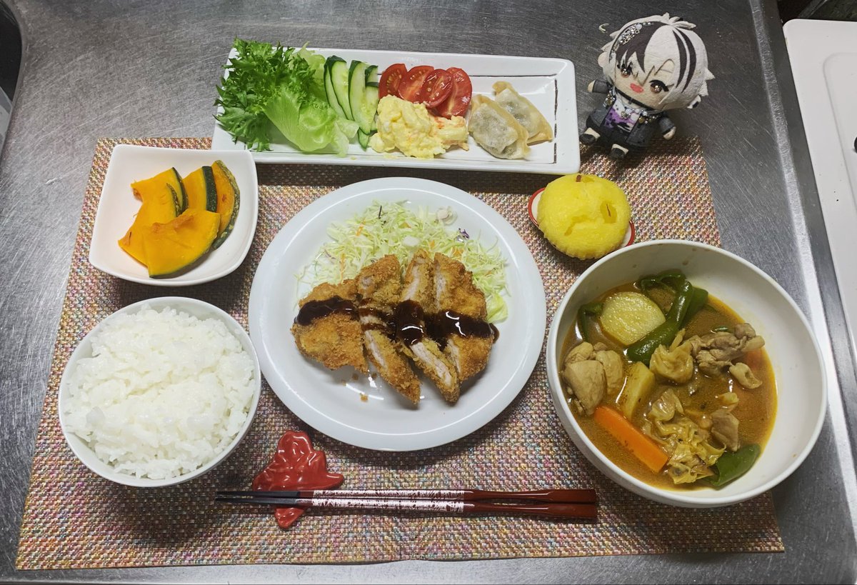 ayanosuke_x's tweet photo. 今日の夕食です♪
可愛い勝君にはオイシスのなると金時蒸しです♪  北海道スープカレー
玉子のコクを味わうポテマカサラダ
蒸しかぼちゃ　大阪王将のクリスピー揚げ餃子　豚肉ロースとんかつです♪
結局調理時間二時間程かかりました。
相方が全量食べてくれたのでいいかな💕 https://t.co/70waM8MFfF