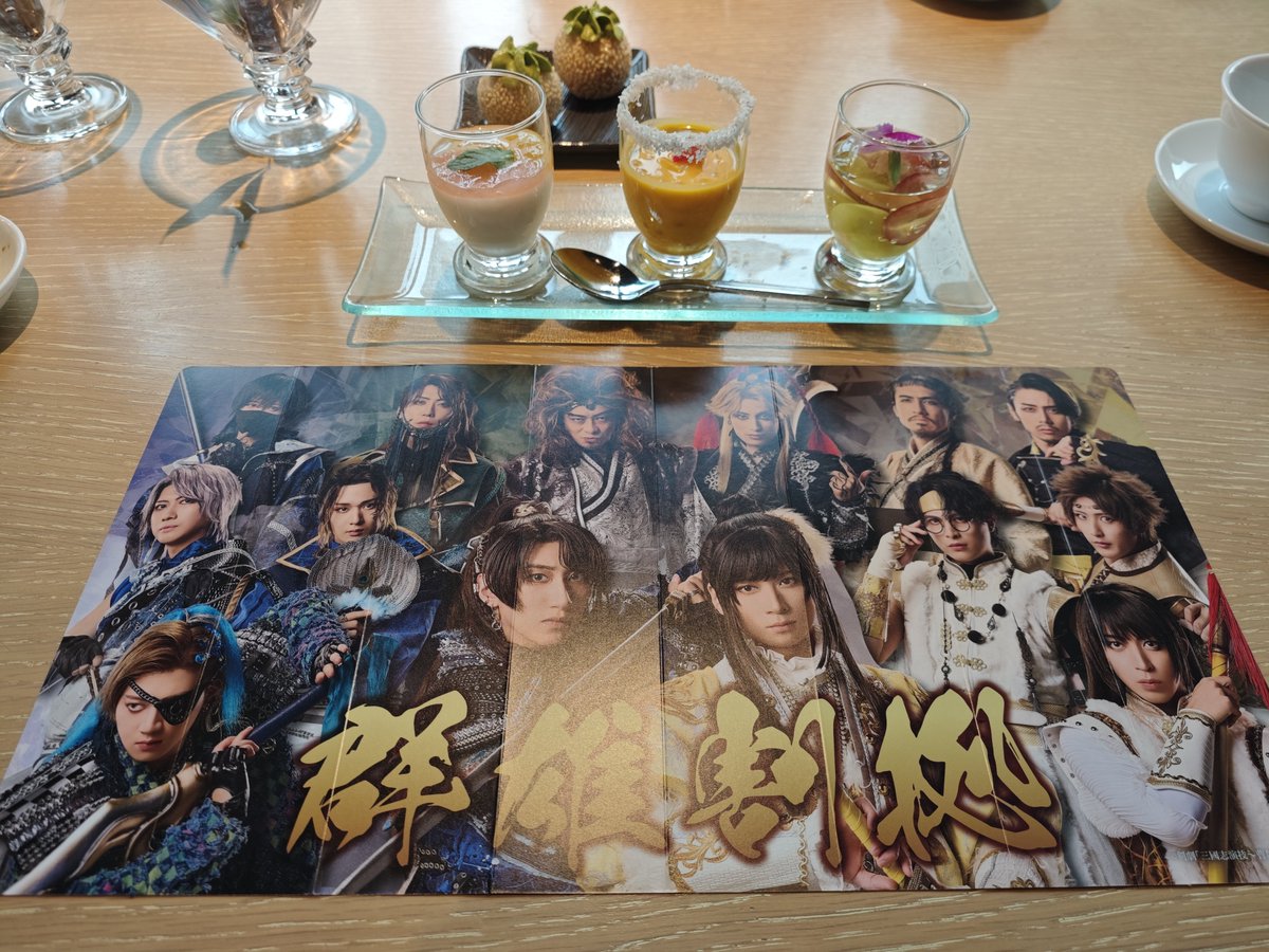 sleepingrina's tweet photo. 意気揚々と漢字ドリルや張扇持っていったけど食事中置く場所なかったからデザートの時に一気に撮った😂 https://t.co/LIkCxc9vpH