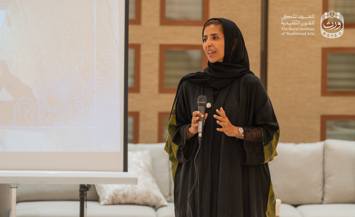 wrth_ksa's tweet photo. عالمٌ من #وِرث الوطن وحَكايا التاريخ 🇸🇦

جانب من زيارة الرئيسة التنفيذية @SuzanAlyahya إلى قرية سدوس التاريخيّة، للاطلاع على أعمال الطلّاب في مشروع التوثيق الرقمي الميداني للقرية. https://t.co/1yOsS5nInL