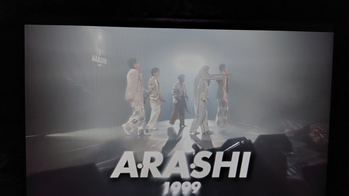 azulpupila's tweet photo. 嵐のライブなんて目にすることは出来ないと思ってたけど、配信するって終わってから知ったので初嵐。
PVとかもあってほぼ５時間でびっくり。 https://t.co/FAcqbHaJu0