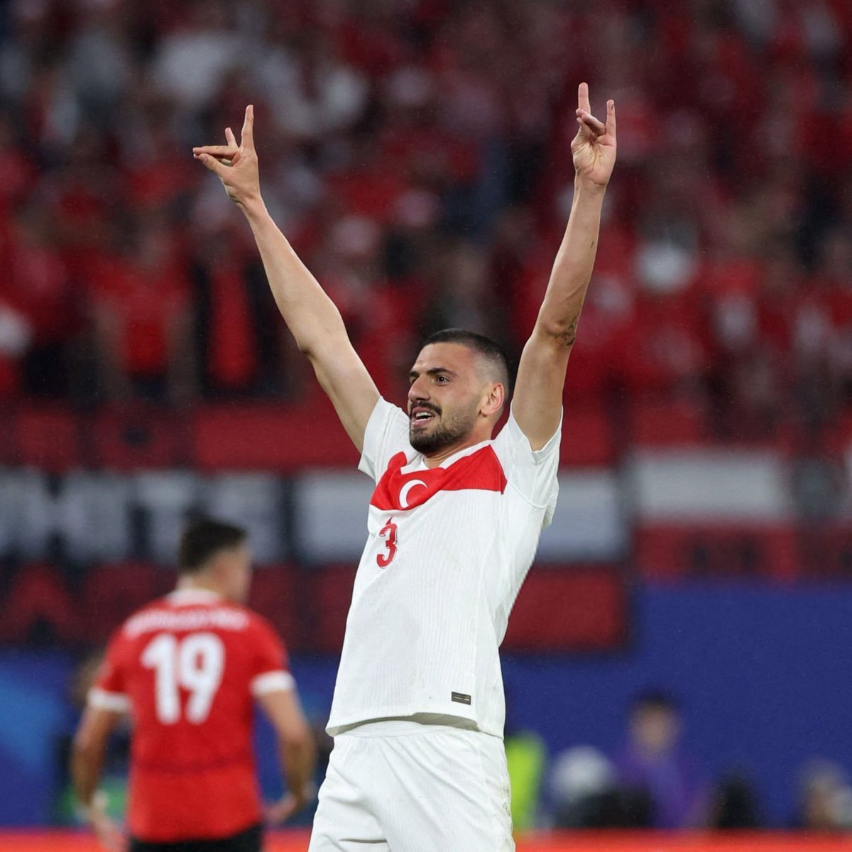 DailyTurkst's tweet photo. Türk Ortodoks Topluluğu, Norveç Milli Takımı’nın mızrakla poz vermesine sessiz kalıp Merih Demiral’in Bozkurt yapmasına ses çıkaranlara tepki gösterdi:

“Elinde kalkan ve mızrakla aynı pozu Türk milli takımının verdiğini hayal edin... 

Yer yerinden oynar, ceza alırdık. Bir de içimizdeki bazılarından cezanın ne kadar ‘doğru’ olduğunu falan dinlerdik...

Merih Demiral'in yaptığı bir bozkurt işareti için neler yaptıklarını unutmayın.”