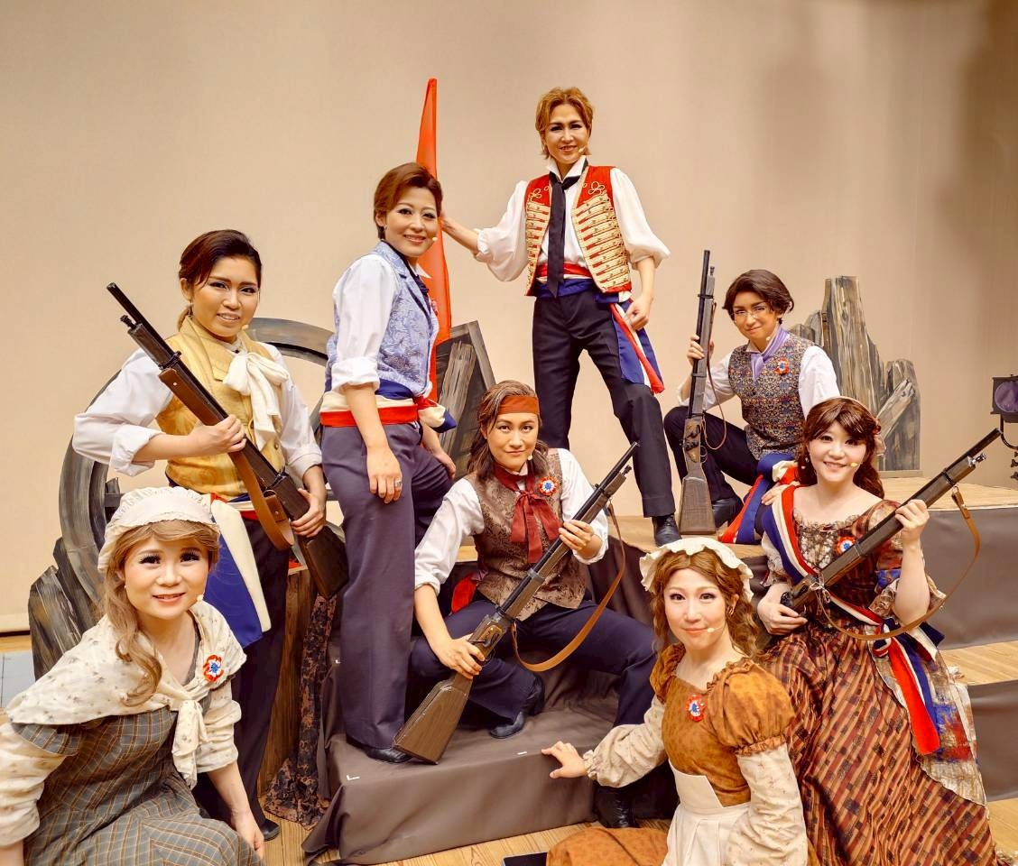 ven_0625's tweet photo. 【🇫🇷レ・ミゼラブル Memories🇫🇷】⑦
学生ー！🎓
アンジョのもとに集い、最期まで戦い抜いた同士たち👊🏻（たぶんマリウスがラストに向けて出ずっぱのときに撮ったな？またあやめがいない💣）
とにかく大股で走り、スピード感を持って大きく前のめりに反応することを心がけました👍
（続く） https://t.co/Rnbd6RcOGU