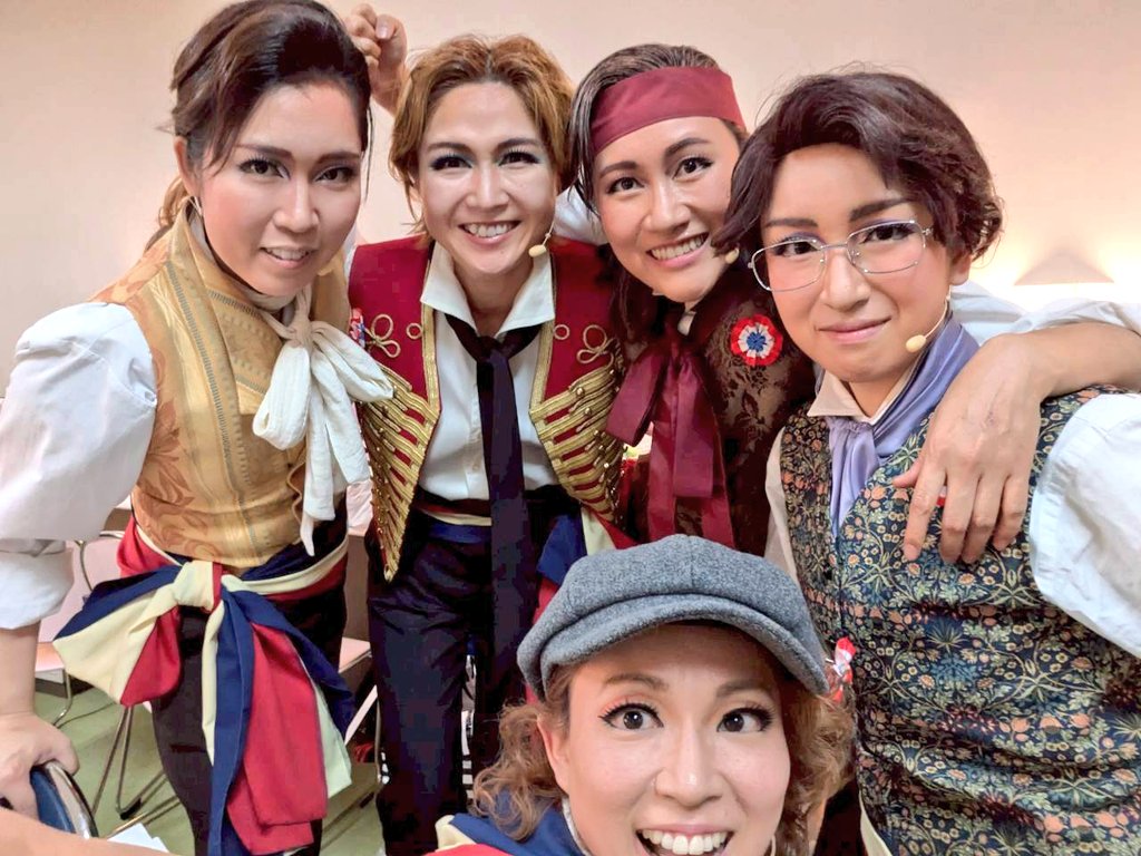 ven_0625's tweet photo. 【🇫🇷レ・ミゼラブル Memories🇫🇷】⑦
学生ー！🎓
アンジョのもとに集い、最期まで戦い抜いた同士たち👊🏻（たぶんマリウスがラストに向けて出ずっぱのときに撮ったな？またあやめがいない💣）
とにかく大股で走り、スピード感を持って大きく前のめりに反応することを心がけました👍
（続く） https://t.co/Rnbd6RcOGU
