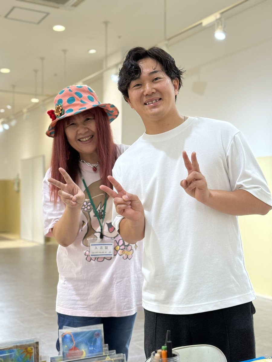 katsukiota's tweet photo. イオンタウン富士南定期ライブvol.15🗻

お越しいただき、足を止めていただき
ありがとうございました✨😆

次回の開催は8月になりそうです🥹
ライブ後はイベント終わりでお久しぶりの弁慶さん！
そしていつもお世話になっている似顔絵屋honeyさんと📷

さあ！
梅雨も楽しく乗り切ろーう！☔️ https://t.co/ZgTkFalAv7