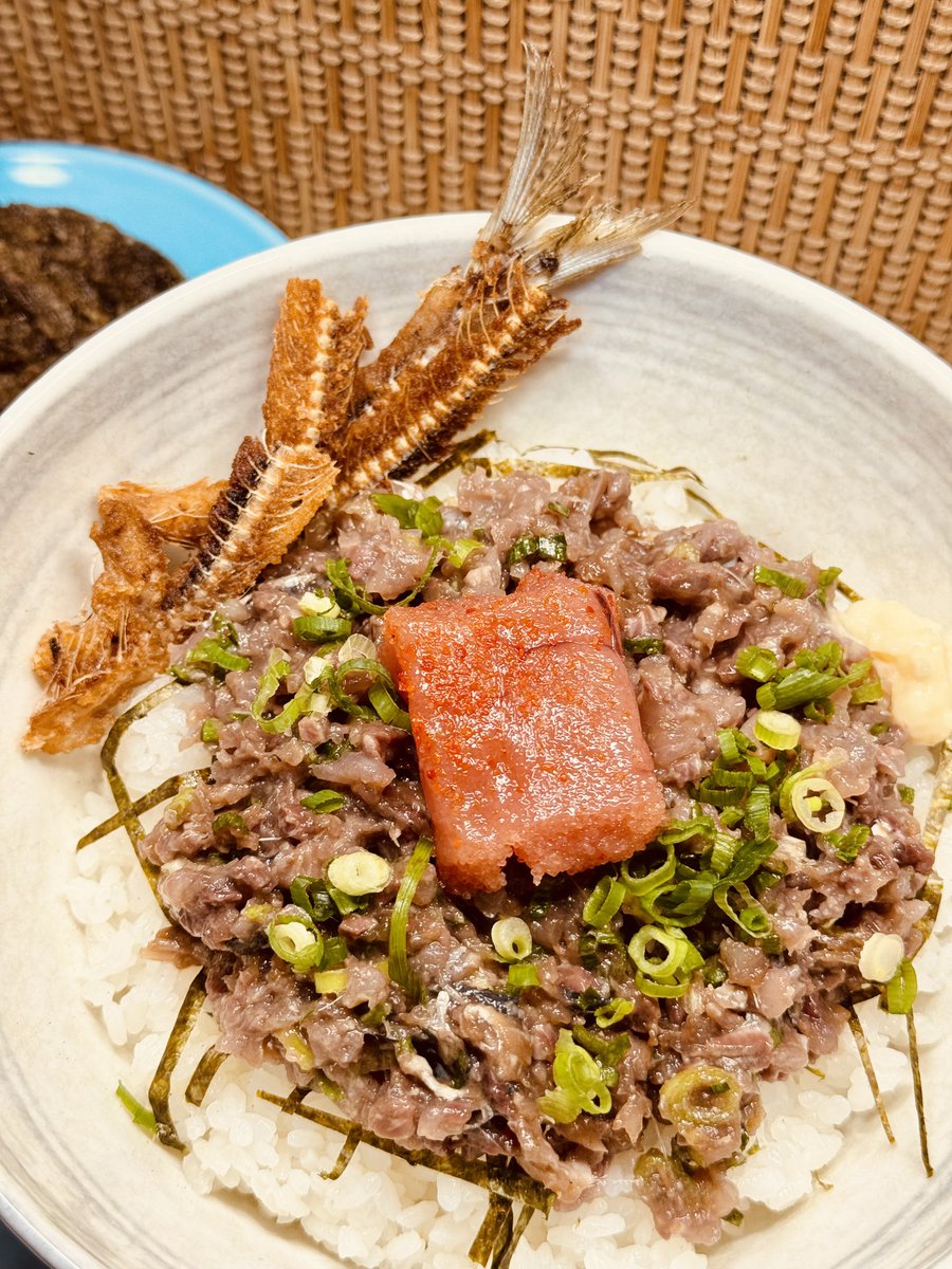 westwoodvibrato's tweet photo. なめろうを食べたくなったので…
いわし明太のなめろうを丼で！
骨せんべいともずく天もセットにして幸せ https://t.co/z6Uo0d7qSv