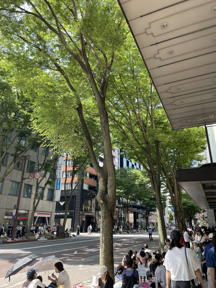 mine16351's tweet photo. 昨日は百万石まつりで街中は凄い人出でした🎵
屋台がたくさん出ていて市民のお祭りなんだなぁと実感😅
人混みを避けて本多の森ホールまでワイルドワンズのコンサートへ🎵
何と最前列👍来月のひろみさんのコンサートも是非この席でありますように🤣
ワイルドワンズはデビュー60周年🎵頑張ってました😆 https://t.co/YXlxAHpuuK