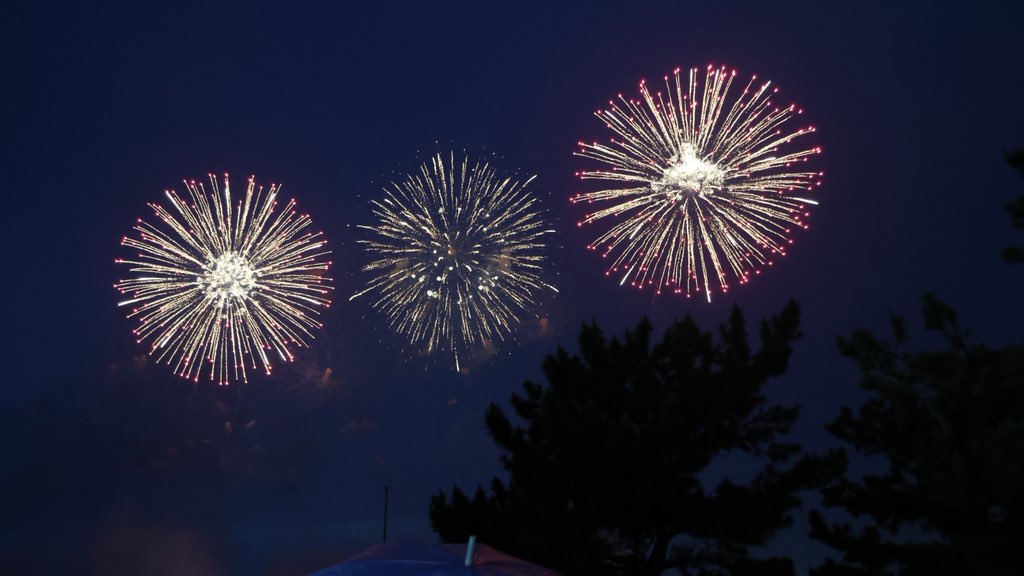 mozu1x's tweet photo. 花火イベントの手伝いに来ていて、少しだけ自由時間をもらったので花火を見ています🎇
そろそろ戻らないといけないからクライマックスを見ることができないけどきれいやな😊 https://t.co/CZycj8QExI