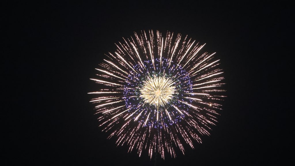 mozu1x's tweet photo. 花火イベントの手伝いに来ていて、少しだけ自由時間をもらったので花火を見ています🎇
そろそろ戻らないといけないからクライマックスを見ることができないけどきれいやな😊 https://t.co/CZycj8QExI