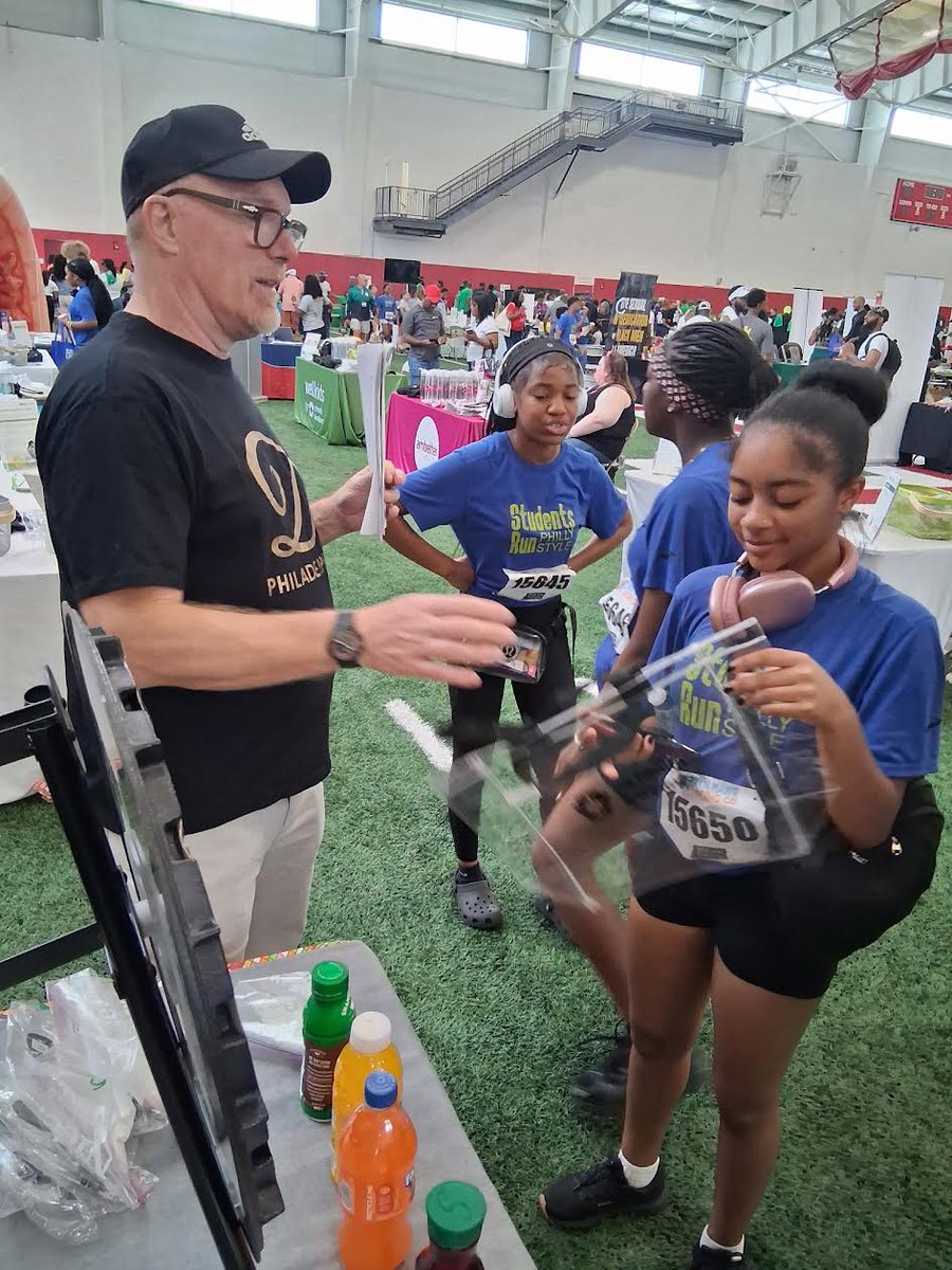 mrdivabetic's tweet photo. I had an incredible time at Black Men's Wellness Day in Philadelphia! Partnering with the Frazier Family Coalition and the @luthervandross Foundation allowed us to provide essential lower-limb circulation screenings and raise awareness about added sugars in foods and drinks. https://t.co/SrpJglTGWR