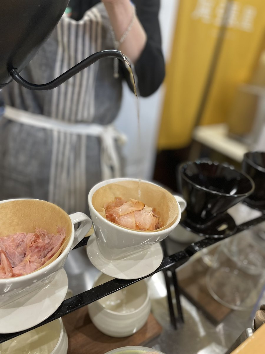 t21move's tweet photo. 削りたてのお出汁を一杯ずつ
丁寧に入れてくれるんだよ
そんなカフェいいじゃない？？ https://t.co/7oamdaFg7g