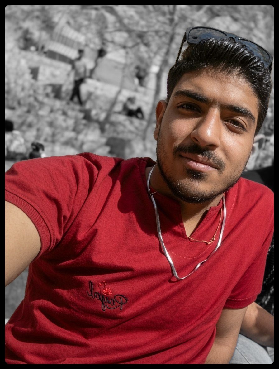 Hoorieh81's tweet photo. «الهی بمیرم برات که تَنِ قشنگت ۲۰ روز دست کافرها بود. خدایا به حق دل سوخته‌ام ازشون نگذر که به عزیزدلم تیر زدند و شکنجه دادن و تیر خلاص زدن؛ خدایا اگر وجود داری معجزه‌ت رو نشون بده؛ به خدا من سوختم، من سوختم»

بعد از روایت مادرش، واژه‌ها از معنا می‌افتند🖤

امیرمحمد حاتمی؛ ۱۸ ساله، ۱۸ دی‌، شاهین‌شهر.