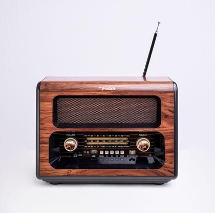 dorbis_'s tweet photo. Couldn't find a perfect match for this particular design but it's almost definitely a portable radio receiver. https://t.co/UDVQoNY7LZ