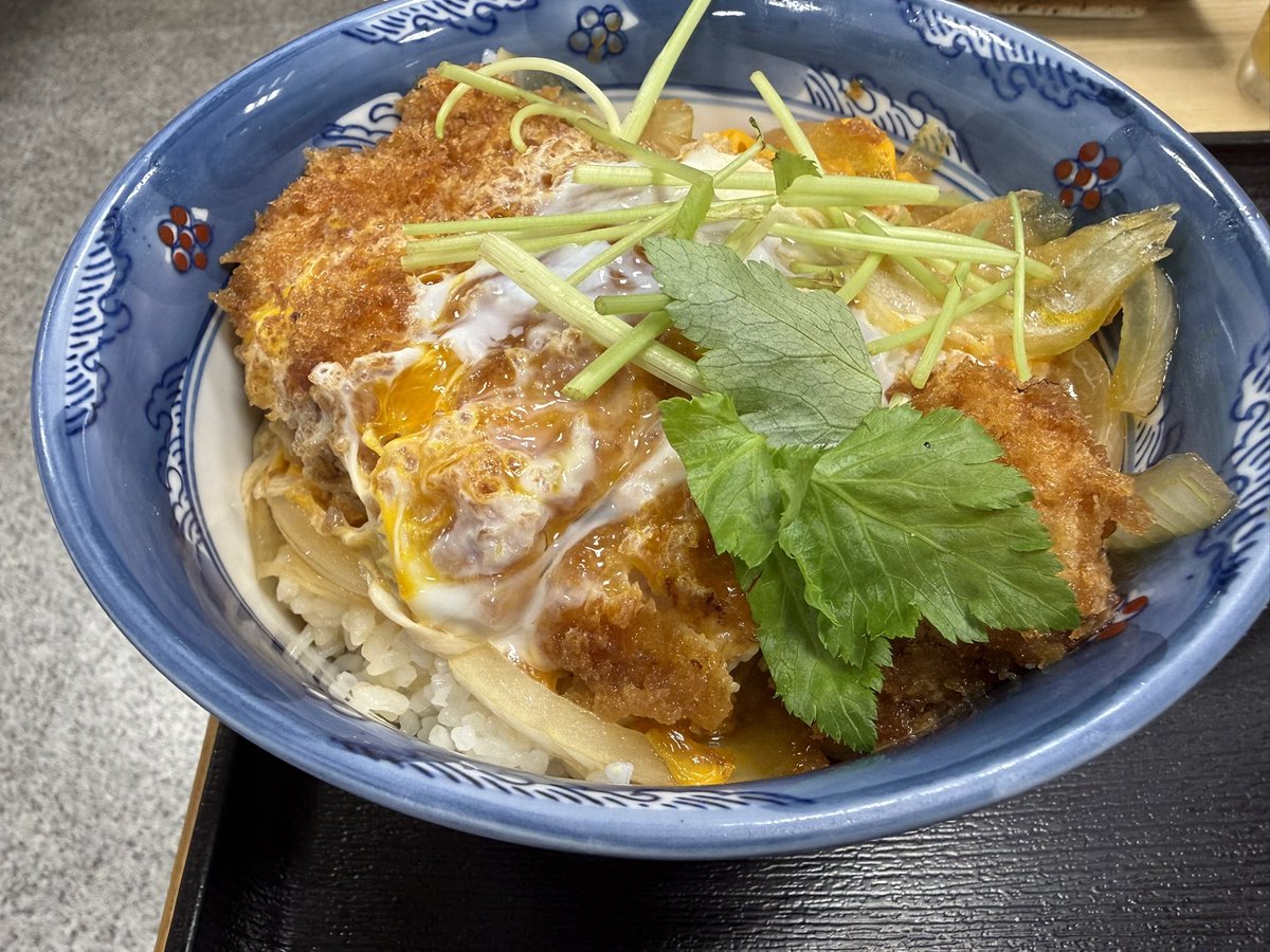 orisyasu's tweet photo. 昨日は昔ながらのカツ丼食べに田端の動坂食堂さんへ！浮気心が出て自家製味噌のサクラマス西京漬けをビールで堪能！しかしご飯の量が多かった😅！ごちそうさまでした
#田端駅
 #カツ丼 
#動坂食堂 
#サクラマス西京漬け https://t.co/xouEtpk790