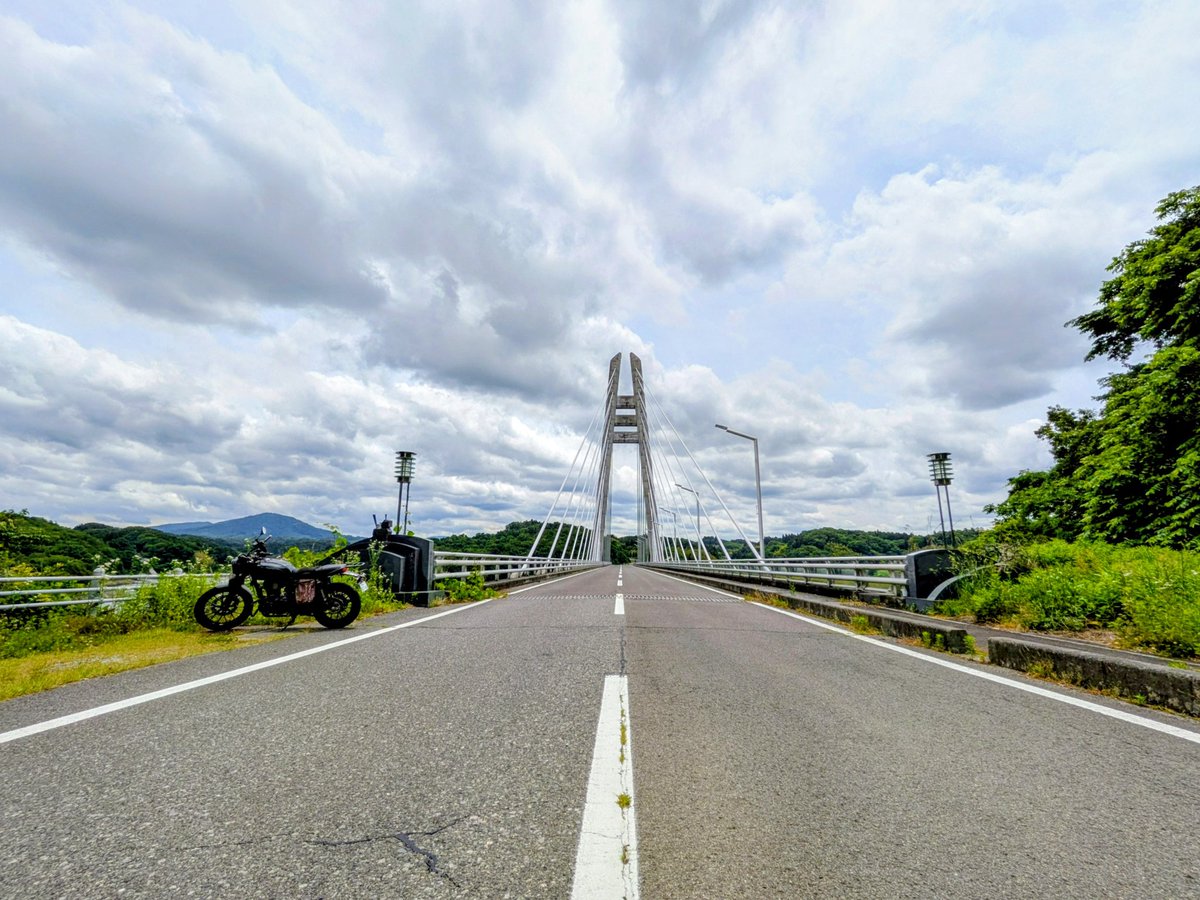 t_______jun's tweet photo. 空はまるで〜♪
#GB350S #三春ダム #春田大橋 https://t.co/IkCqj6dU1a