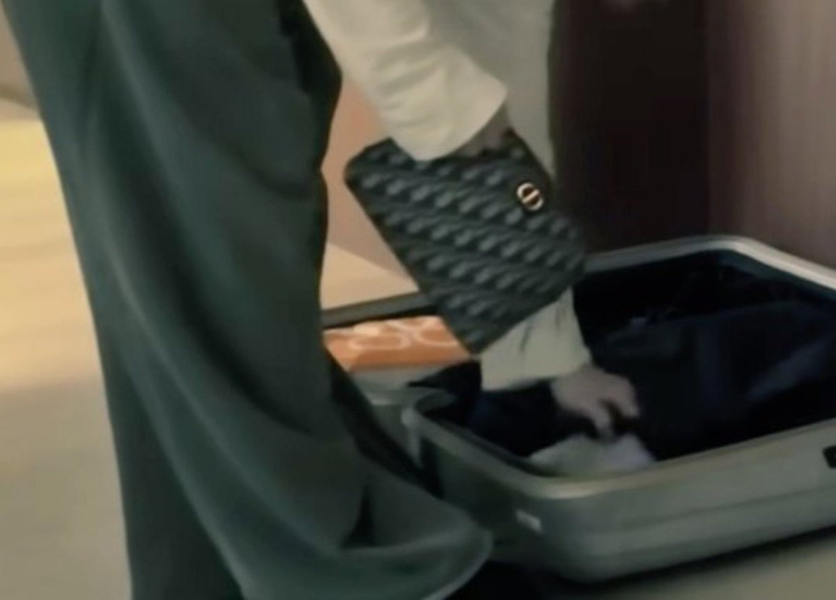 jmchartsmaster's tweet photo. Dior wallet, Dior bag, Dior pouch, Dior charm. THIS DIOR BOY. https://t.co/Sek3onvvTS