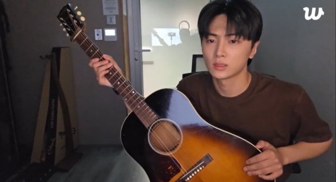 bluheenoon's tweet photo. jay on today’s live showing the guitar named after heeseung 🥹

heeseung during his live “secretly” played it and then when an engene posted it on weverse jay decided to name it after him https://t.co/FduFXw2n0o
