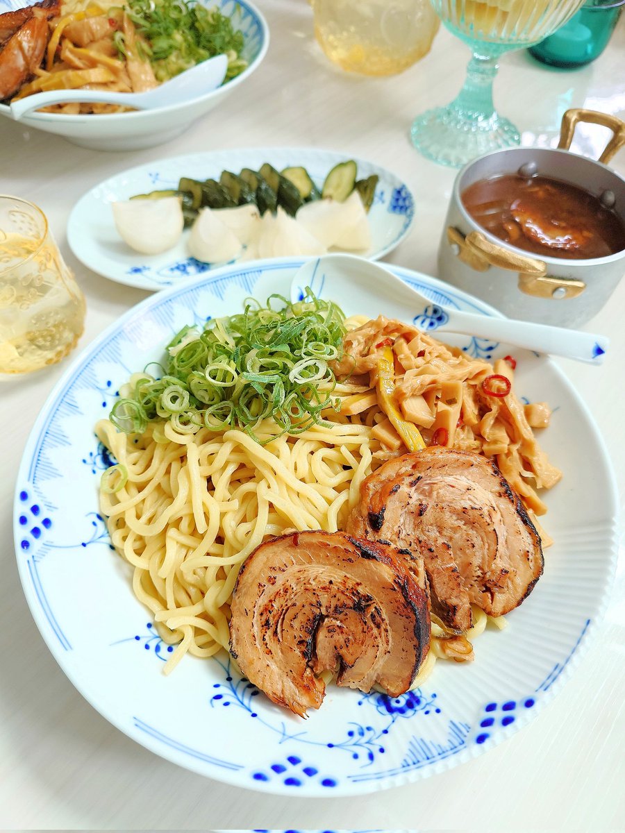 killblue's tweet photo. チャーシューとメンマを作ったので
自動的に食事はラーメン🍜
1日煮たからお肉はトロトロだし
自分で作ると厚切りでどーんと出せるから
満足感が凄い🐖💕
つけダレはチャーシューの煮汁を
魚介系にして作成🐟️

夫にラーメン屋やれば？と言われて
満更でもない私😁

#おうちごはん
#ラーメン
#つけ麺 https://t.co/XFUYC3dmsn