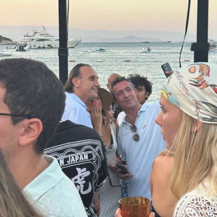 Mendirek1899's tweet photo. Ali Koç
"Biz kendi içimizde kavga ederken atı alan Üsküdar'ı geçmiş vaziyette"

O sırada Üsküdar beach club https://t.co/3ngs1P6Nqx