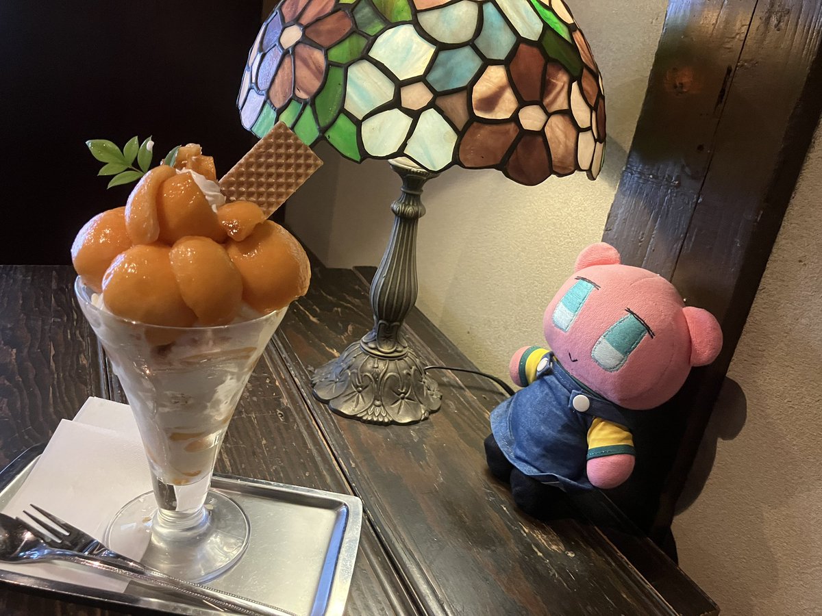 hakarioekaki's tweet photo. 今日は歩いて疲れたからパフェを食べたんですよ
枇杷がとんでもねー量のってるのに900円でどういうことかと思った

店員さんに「美味しかったです」て伝えたら「完熟ビワだから甘かったでしょう、裏の庭で採れたんですよ〜」と美味しさと安さの秘密を教えてくれました
お庭の枇杷だった〜！ https://t.co/df3rt6nW9e