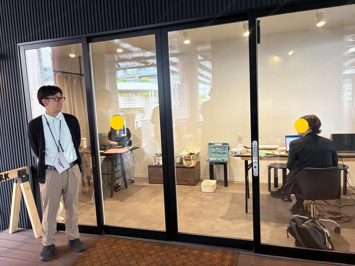 yuikoginkawa's tweet photo. お世話になっている空手道場の先生から、たけのつカー＆パークでアダチコーラを販売しているとお知らせいただいたので、早速おじゃましてきました！身体に良い素材でできたコーラと米粉のドーナツは優しいお味でとてもおいしかったです。
そして、もう一つのトレーラーハウスは区政策経営部SDGs・協創推進課のオフィスとなっていて、週4日職員の方がこちらに出向き仕事をされているとのこと。区の斬新な取り組みに驚きました。

https://t.co/JXkVyXPFXZ