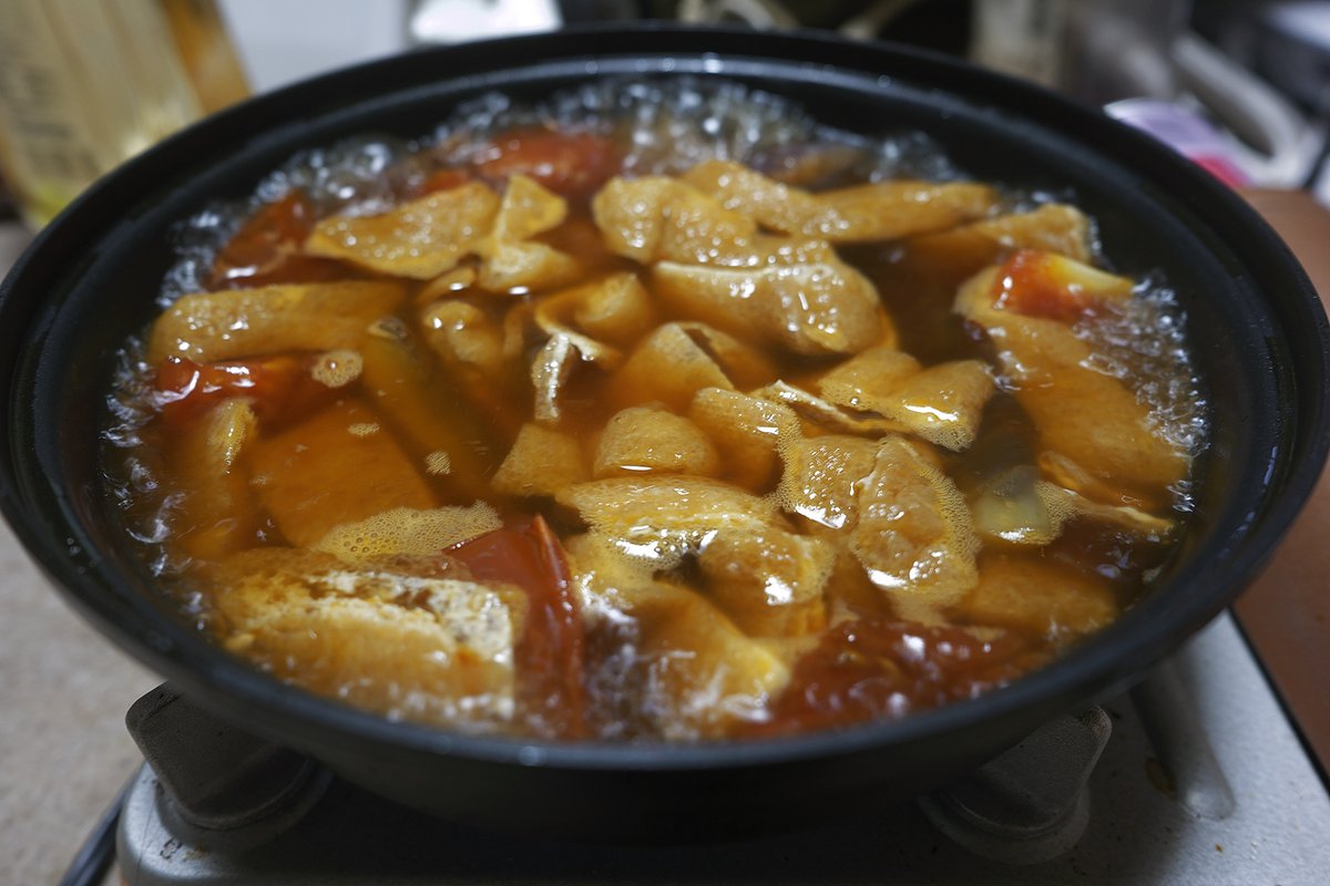 Beyoonski's tweet photo. なんかただの煮物みたいになってるやん。やはり主役の揚げ出し豆腐がないと様にならないのね。
こりゃ出直しだ。使い切っためんつゆもまた買っておこう。アスパラとか緑の野菜の投入も考慮にいれるべきか。
っていうか、最初に油で炒めてからやりゃよかったのかな？ https://t.co/kRoTjAoKQn