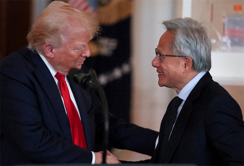 Divs_King's tweet photo. 🚨 - Trump vient de déclarer que le gouvernement américain pourrait acquérir des parts dans des entreprises américaines d’IA et qu’il accueillera une réunion avec des dirigeants de l’IA dès la semaine prochaine. https://t.co/8OaTxeMbVW