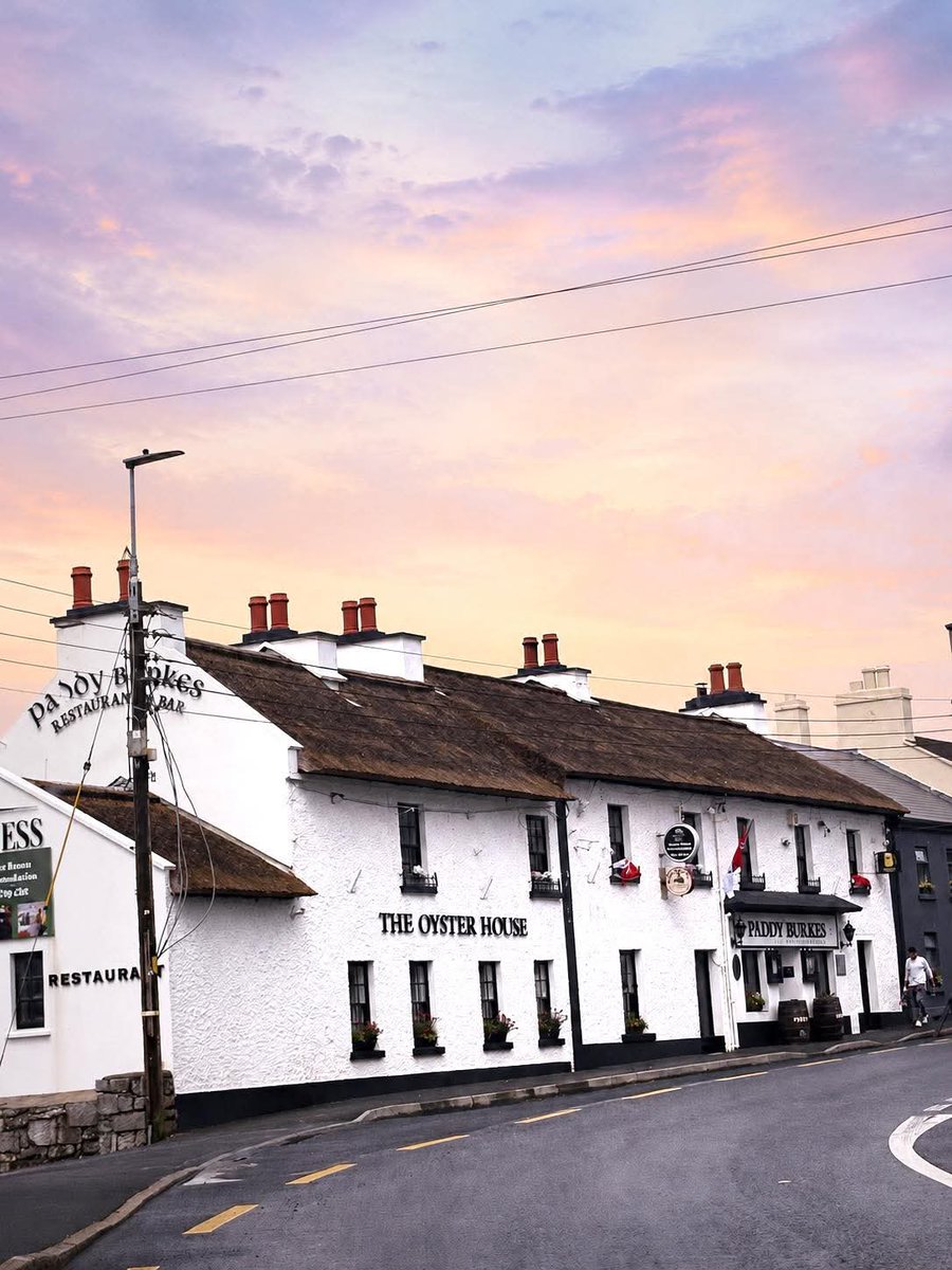 ThisIsIreland3's tweet photo. ๐Oysters House, Clarinbridge, County Galway ๐ฎ๐ช
This charming thatched hotel, is Ireland at its most timeless ๐โ๏ธ
๐ธ Mad about Ireland
#Ireland #Galway #Clarinbridge #Thatch https://t.co/as7tq8qmiq