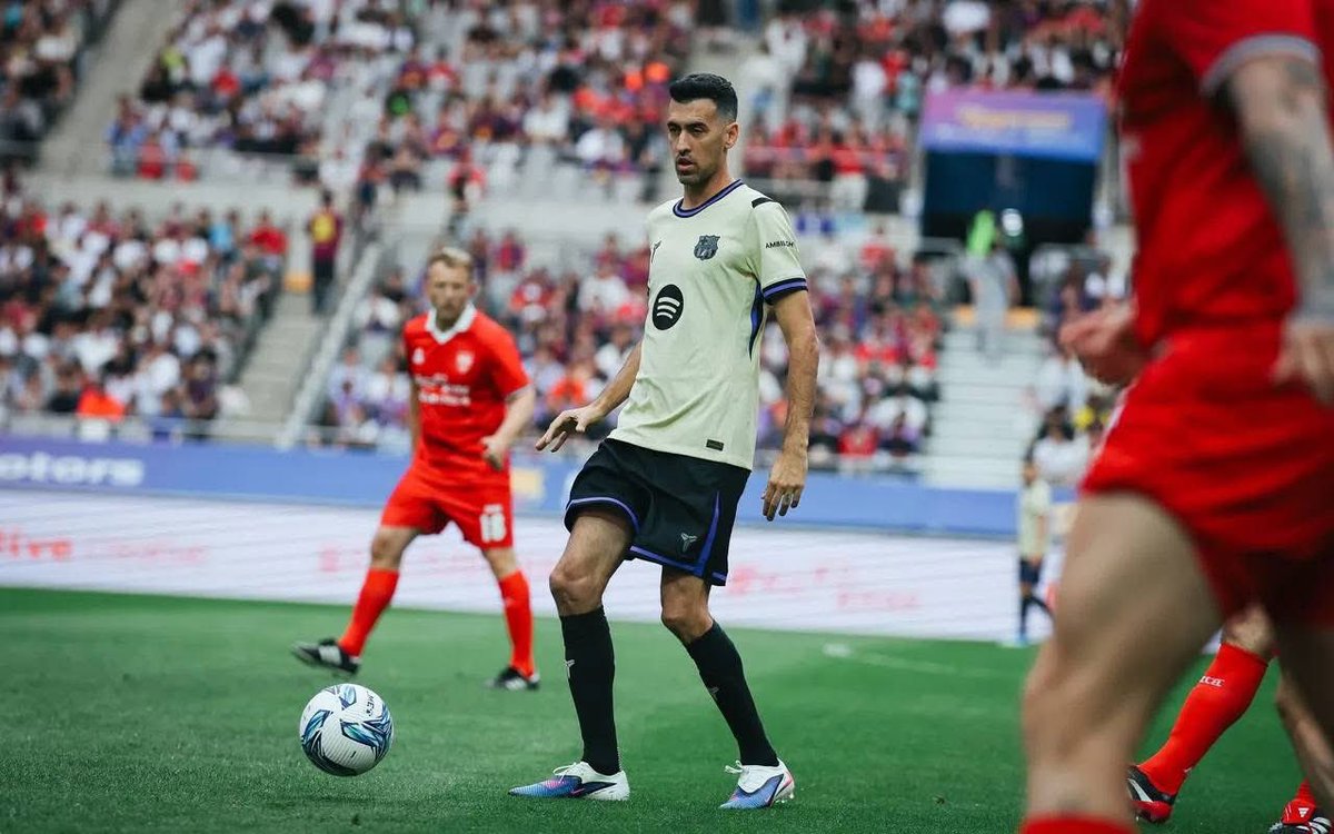 RealTwist12's tweet photo. You wouldn’t believe this is Busquets in a Barca legends match.

Dude doesn’t seem to age 🙌🏼 https://t.co/mSyynYyZvZ