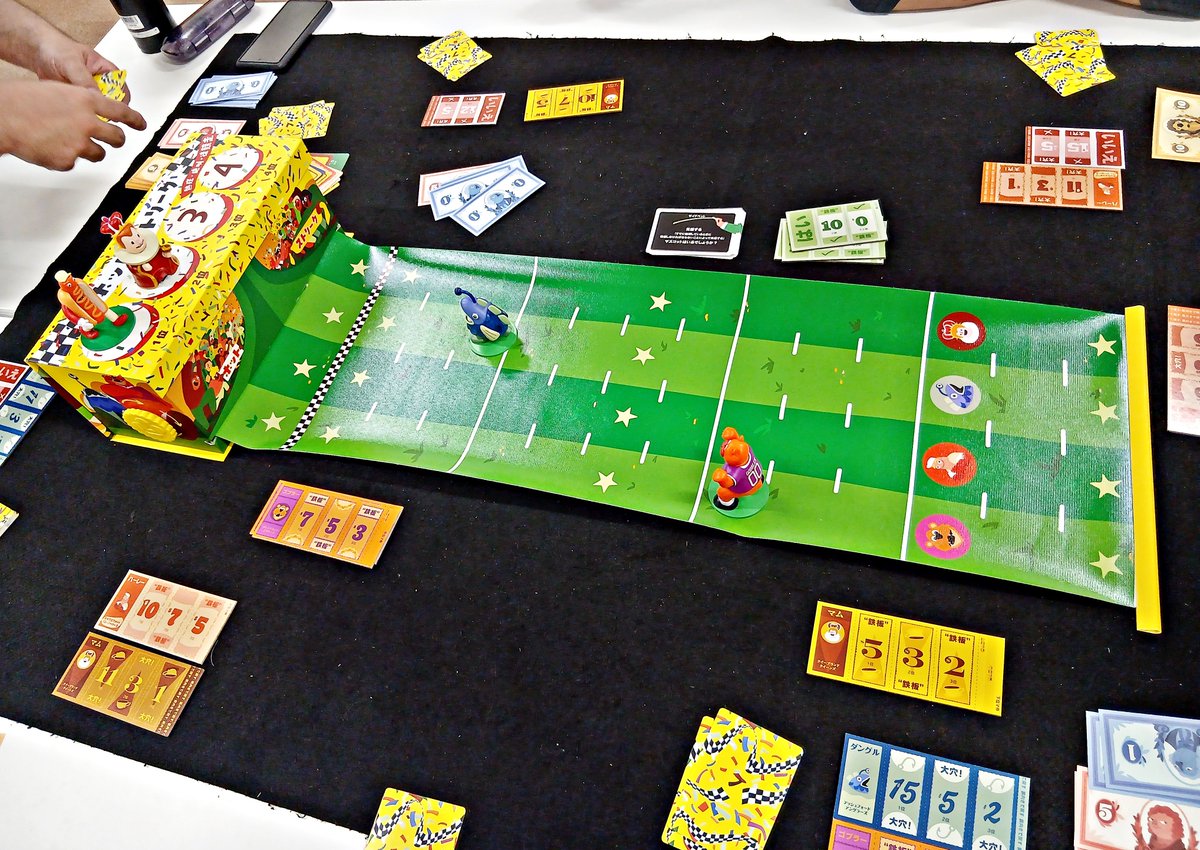 LUNAVE3's tweet photo. 飯田市 #ボードゲーム 会 ホットストリーク 可愛いキャラクターたちの競馬ゲーム。コンポーネントがササッと表彰台&amp;コースになる仕組みも、馬券選択システムやキャラクターたちの移動システムも、素晴らしくて面白い軽ゲー(^-^*)/大人気で売り切れたのも納得！4人以上で遊ぶなら優秀な名作(^^) https://t.co/RuFY9GtBbk