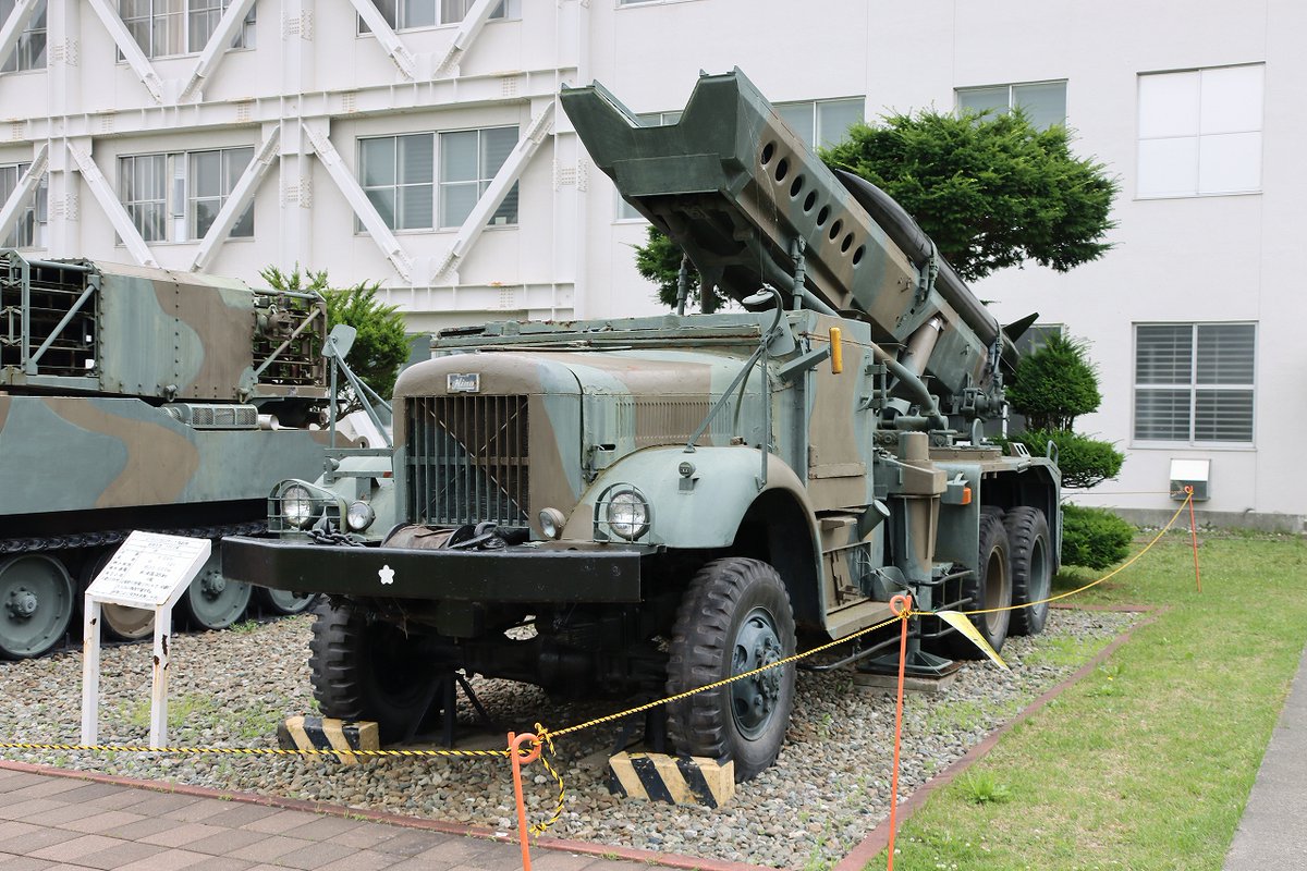 comint44's tweet photo. 67式30型ロケット弾発射機、別海にも展示されていたことがあったんだ・・・。😅
部隊名からすると東千歳にいた部隊（後に88SSM-1に換装・改編）だけど、今では北千歳と富士にしか展示されていない珍しいモノ。
量産数は48輌。 https://t.co/Nc7xzihM21
