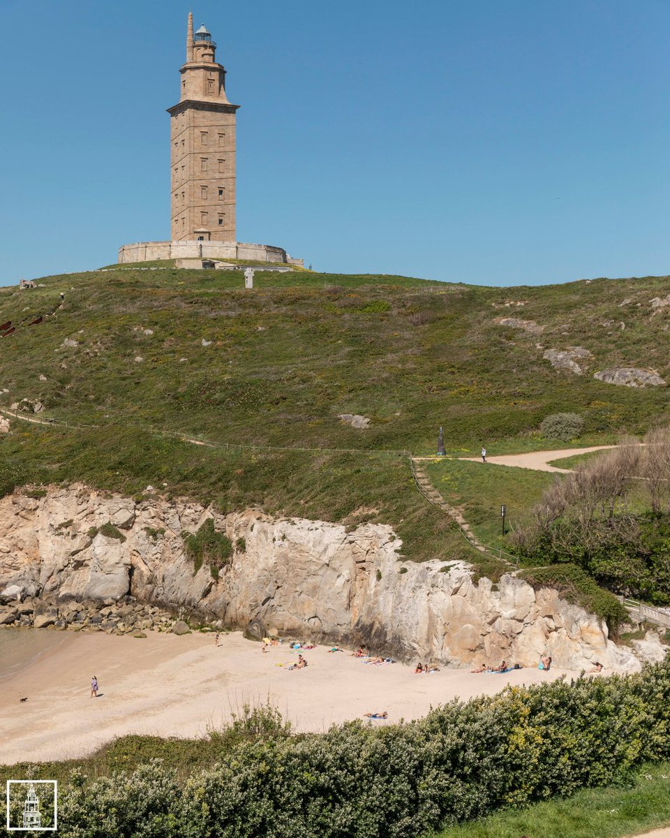 torrehercules's tweet photo. 🏖️ La playa del Arenal, también conocida como playa de las Lapas, tiene una de las mejores vistas de la Torre de Hércules. https://t.co/VTlu4e5dy5