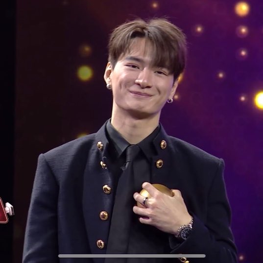 kzhrkrmks's tweet photo. ช่วยด้วยค่ะ คูมพิธีกร เก็บสีหน้าไม่ได้อีกละ 🤣🤣🤣

#TheGoldenSongAllStarsEP5

#KristPerawat https://t.co/lwAmOHpllS