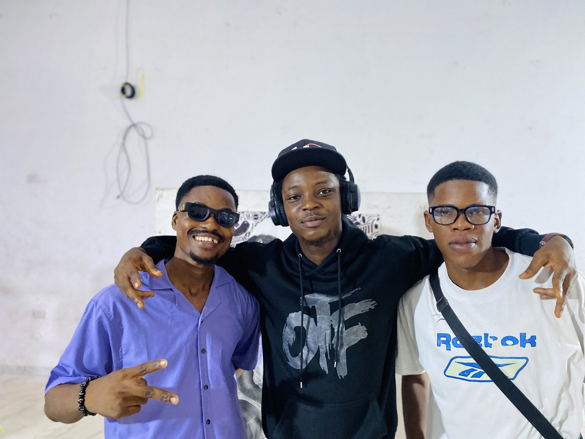 Slomeex's tweet photo. We were privileged to meet Slome X yesterday on OAU campus🔥. He’s so humble that he allowed us to take pictures with him. God bless you Slome X😭🙏🏽. Make I go frame this picture for my room. Celeb 😭🙏🏽 https://t.co/4vMEksZeyE