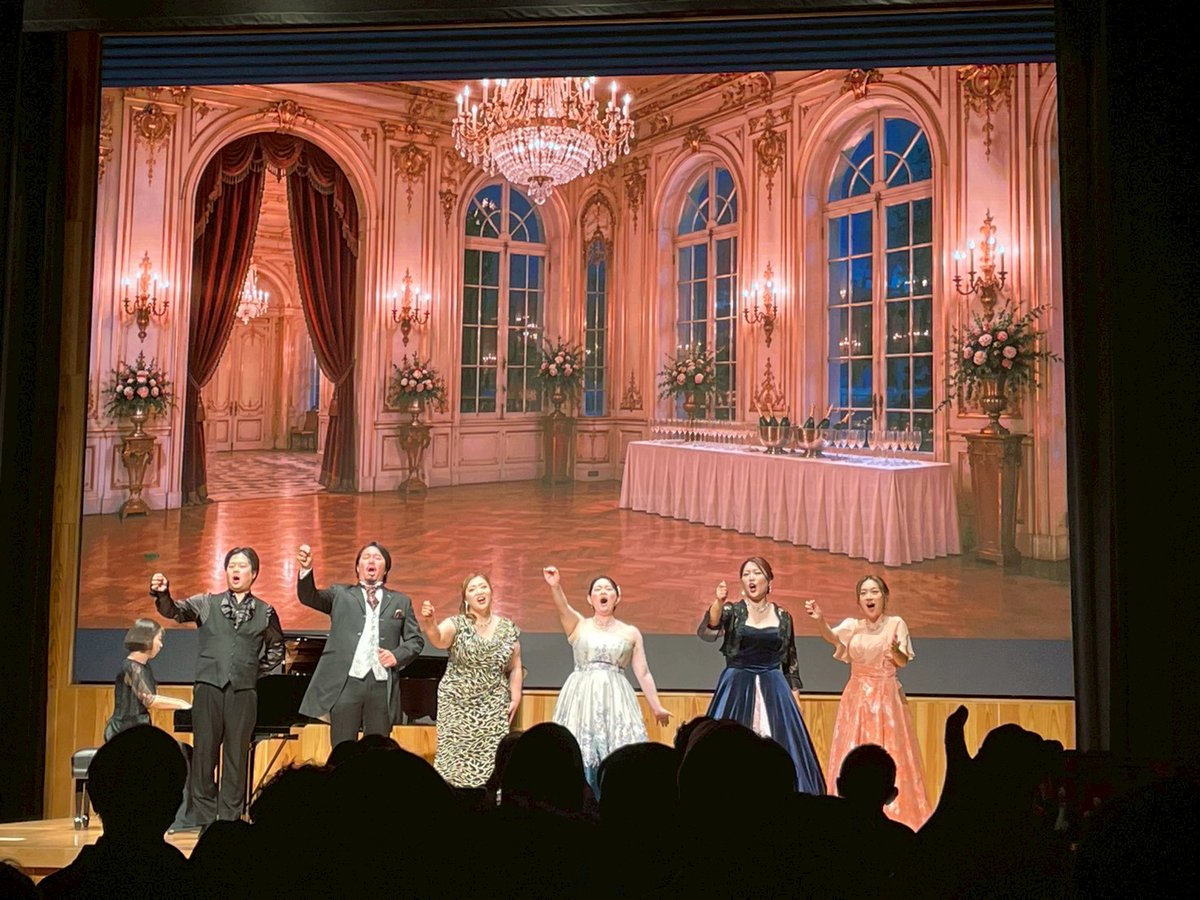 Buono_Opera's tweet photo. 皆さん、こんばんは🌙
昨日は、私たちのコンサートに足を運んでくださり、誠にありがとうございました。

お客様から歌だけでなく、相関図や字幕、背景なども褒めて頂く事が多く、出演者一同頑張って準備したかいがありました。

誠にありがとうございました。

⬇️続く https://t.co/abO2omdFmK