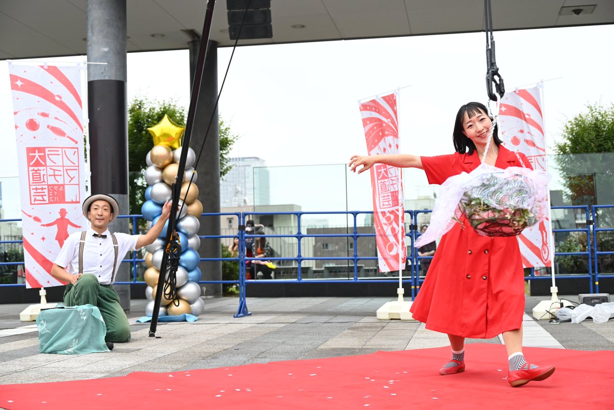 takewacky's tweet photo. ソラマチ大道芸フェスティバル2026、4階スカイアリーナに上がると、どうしても11年前にここで初めて観た芸人さんを思い出してしまう。
デジタルサイネージ前にはトラスが組まれておりソランポ・ソランのサーカスショーが始まる。天真爛漫なおふたかたの笑顔でなんとか持ち堪えられました。その1。 https://t.co/n2J4LX2tuP