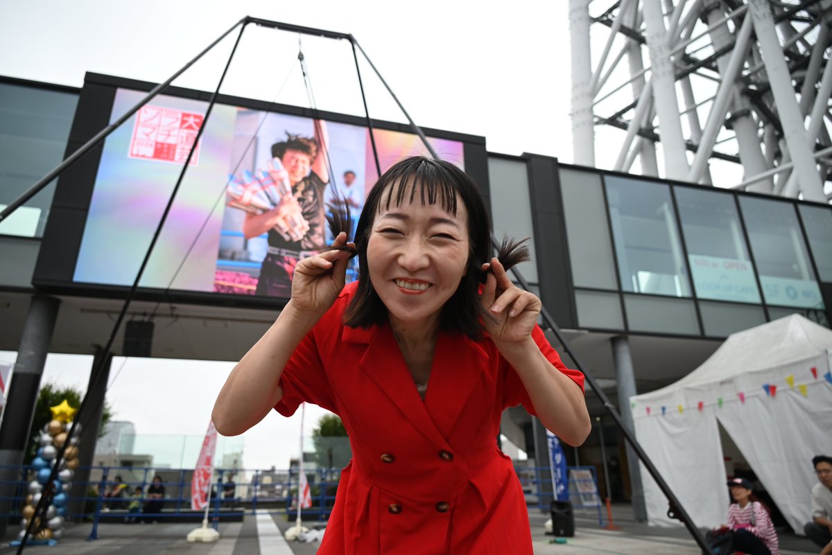 takewacky's tweet photo. ソラマチ大道芸フェスティバル2026、4階スカイアリーナに上がると、どうしても11年前にここで初めて観た芸人さんを思い出してしまう。
デジタルサイネージ前にはトラスが組まれておりソランポ・ソランのサーカスショーが始まる。天真爛漫なおふたかたの笑顔でなんとか持ち堪えられました。その1。 https://t.co/n2J4LX2tuP