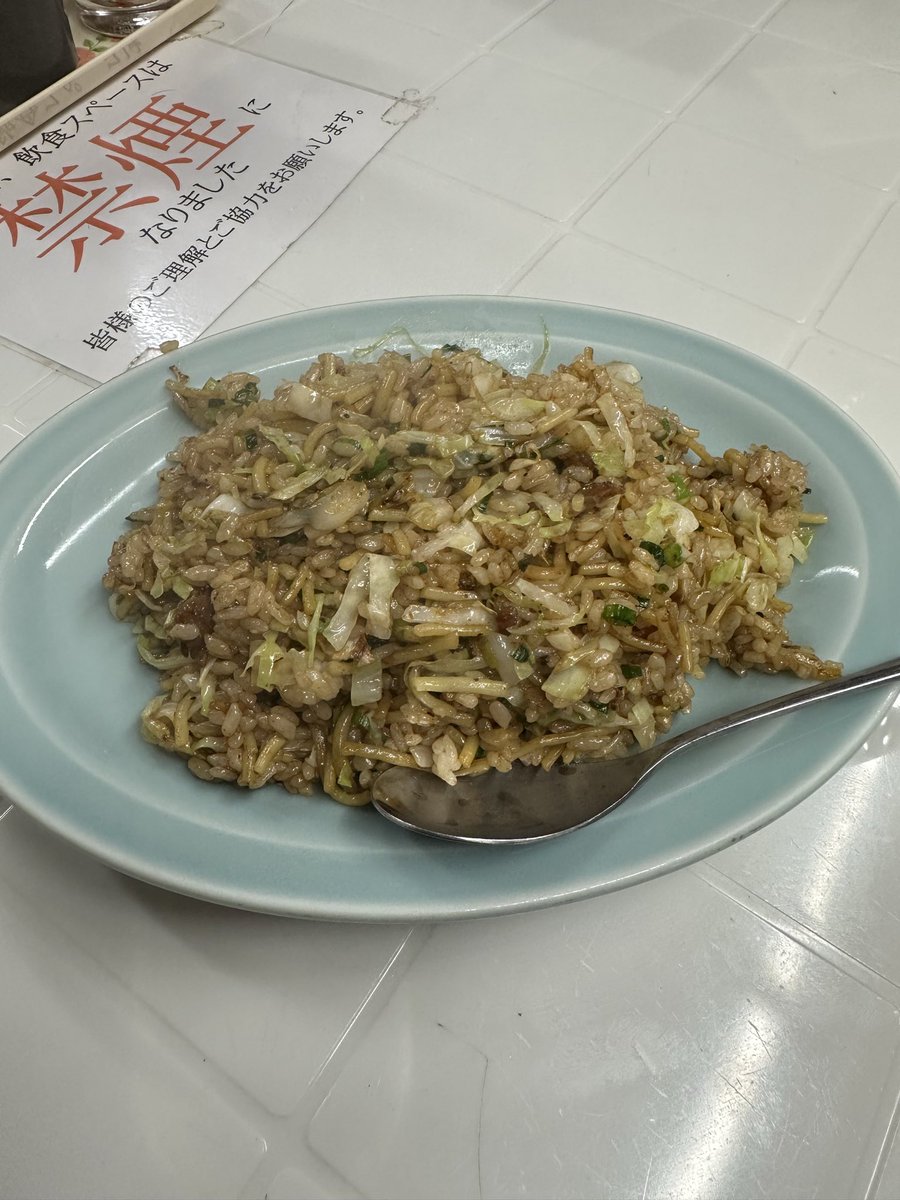 Mangan777Ueda's tweet photo. 今日はさつまあげくんと一緒に長田で本場のそばめしを食べに行きました！
ダイエットしてるのでそばめし大で我慢しました！ほんまは10回ぐらいお代わり出来るけど一回で我慢しました！ダイエットしてるので(爆笑) https://t.co/5Ii8T4MVE7