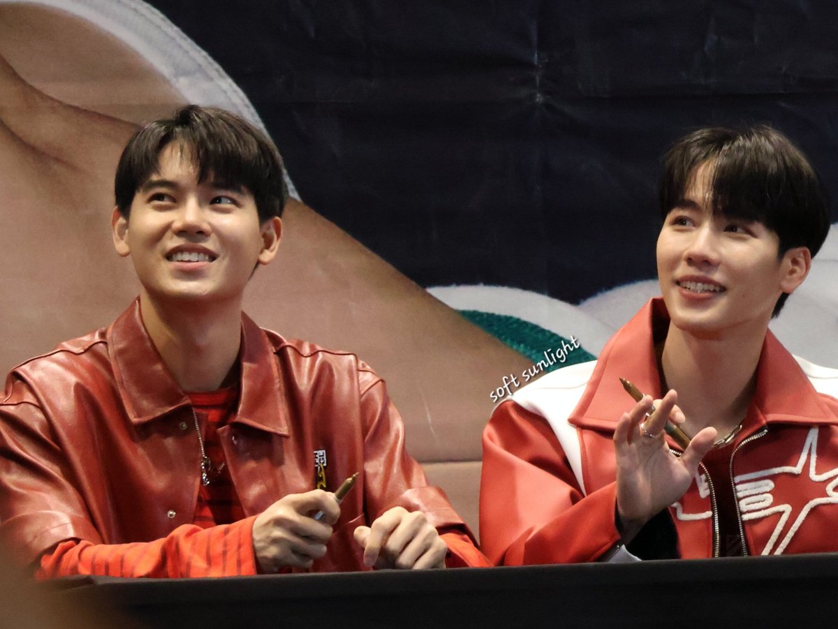 softsunlight777's tweet photo. 이렇게 쳐다보는데 어찌 또 반하지 않을 수 있을까? 😍

#BKK_YINWAR2NDFANSIGN
YINWAR 2ND FANSIGN BANGKOK
#yinyin_anw #warwanarat
@yinyin_anw @warwanarat https://t.co/v7UNgJ59MC